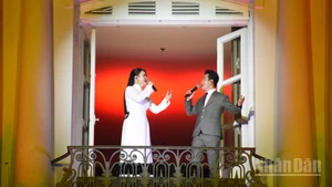 Ca khúc Giai điệu tổ quốc, sáng tác Trần Tiến; Biểu diễn: Nghệ sĩ Ưu tú Quang Hào, ca sĩ Đinh Trang, Violin Trịnh Minh Hiền, hợp xướng và dàn nhạc. (Ảnh: ANH ĐÀO)