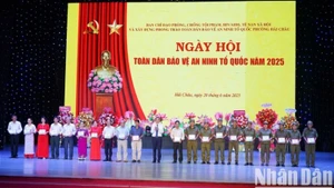 Ban Chỉ đạo thành phố Đà Nẵng trao 40 suất quà cho lực lượng an ninh cơ sở có hoàn cảnh khó khăn nhằm khích lệ, động viên xây dựng phong trào từ cơ sở. (Ảnh: ANH ĐÀO)
