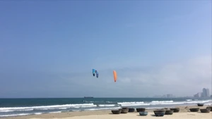 Đà Nẵng tạm dừng hoạt động nhảy dù tại bán đảo Sơn Trà sau vụ việc một du khách tử vong. (Ảnh: ANH ĐÀO)