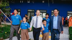 Bí thư thành ủy Đà Nẵng Nguyễn Văn Quảng, Chủ tịch Hội đồng quản trị Tập đoàn FPT Trương Gia Bình cùng thầy trò trường Hy vọng. (Ảnh: ANH ĐÀO)