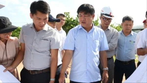 Chủ tịch Ủy ban nhân dân thành phố Đà Nẵng kiểm tra thực tế tại đoạn đường dẫn chưa khớp nối lên cầu Quảng Đà, sáng ngày 10/7. (Ảnh: MQ)