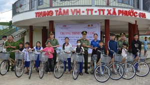 Đoàn công tác trao tặng xe đạp cho học sinh nghèo vượt khó tại xã Phước Trà, thành phố Đà Nẵng. (Ảnh: DUY MẪN) 