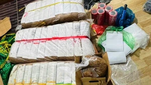 Tang vật hơn 100kg ma túy cỏ Mỹ đã được phun tẩm trong vụ án này. (Ảnh: Công an cung cấp)