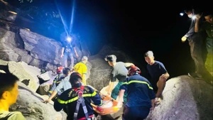 Lực lượng chức năng xuyên đêm để đưa được thi thể nạn nhân ra khỏi khu vực bị nạn. (Ảnh: HUY LINH)