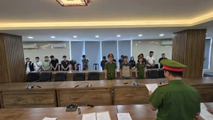 Cơ quan Cảnh sát điều tra tống đạt các quyết định khởi tố vụ án, khởi tố các bị can. (Ảnh: Công an cung cấp)