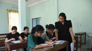 Trường trung học phổ thông Phạm Phú Thứ (xã Hòa Sơn, huyện Hòa Vang, thành phố Đà Nẵng) tổ chức ôn luyện cho học sinh con em đồng bào dân tộc Cơ-tu, tại khu vực nội trú của trường. (Ảnh: ANH ĐÀO)