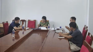 Hai đối tượng tại cơ quan công an. (Ảnh: Công an cung cấp)