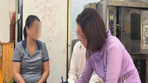 Lực lượng chức năng phường An Hải làm việc với cửa hàng bánh mì, nơi xảy ra vụ việc. (Ảnh: AD)
