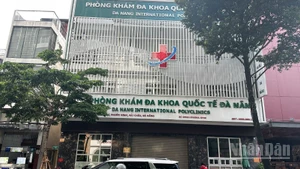 Phòng khám đa khoa quốc tế Đà Nẵng bị đình chỉ mọi hoạt động khám chữa bệnh 4 tháng, kể từ ngày 11/8/2025. (Ảnh: ANH ĐÀO)