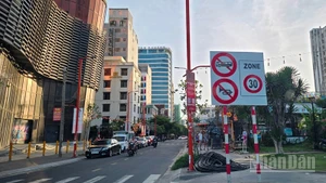 Đà Nẵng gắn biển báo tốc độ đối với xe 4 bánh gắn động cơ trên các tuyến đường được phép hoạt động. (Ảnh: ANH ĐÀO)