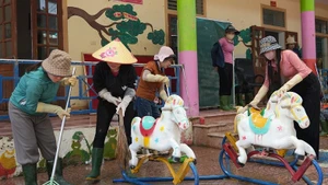 Các giáo viên Trường mầm non Hưng Thịnh (xã Hưng Nguyên) đã vượt hơn 100km để đến với Trường mầm non Chi Khê để khắc phục bão lũ. (Ảnh: MỸ HÀ)