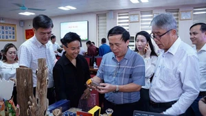 Các đại biểu, doanh nghiệp tham quan gian hàng trưng bày sản phẩm trầm hương của tỉnh Lâm Đồng. (Ảnh: THU HUYỀN)