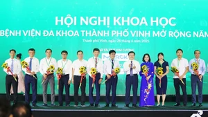 Lãnh đạo Ủy ban nhân dân tỉnh Nghệ An tặng hoa cho đại diện lãnh đạo Bộ Y tế, các sở y tế, các trường địa học, bệnh viện.