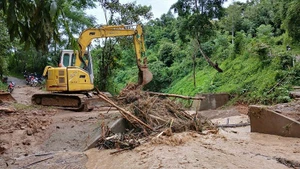 Đơn vị chức năng khắc phục những điểm sạt lở trên tuyến đường liên xã: Huồi Tụ- Na Loi-Keng Đu. (Ảnh: PỊT THỊ HÀ)