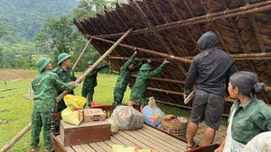 Bộ đội Biên phòng Đồn Môn Sơn giúp đồng bào tháo dỡ nhà cũ.