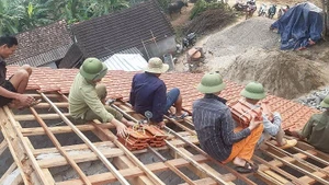 Người dân Thanh Chương hỗ trợ làm nhà cho người nghèo. (Ảnh: MAI HOA)