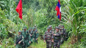 Đội hình tuần tra của Bộ đội Biên phòng Nghệ An và Bộ Chỉ huy Quân sự tỉnh Hủa Phăn.