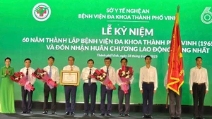 Lãnh đạo Bệnh viện Đa khoa thành phố Vinh vinh dự đón nhận Huân chương Lao động hạng Nhất.