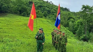 Đội hình tuần tra song phương giữa Đồn Biên phòng Cửa khẩu quốc tế Nậm Cắn và Đại đội Bảo vệ biên giới 221.
