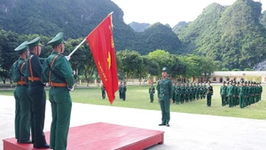 Chiến sĩ mới đọc 10 lời thề danh dự của Quân đội nhân dân Việt Nam.