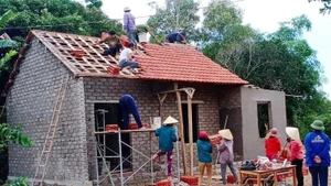 Hội Phụ nữ Yên Thành hỗ trợ hội viên xóa nhà tạm. (Ảnh: MAI HOA)