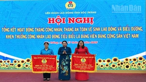 Phó Bí thư Thường trực Tỉnh ủy Sóc Trăng trao Cờ thi đua xuất sắc của Tổng Liên đoàn Lao động Việt Nam cho các đơn vị tiêu biểu.