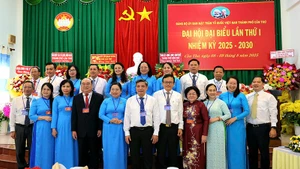Lãnh đạo thành phố Cần Thơ chụp ảnh với Ban Chấp hành mới.