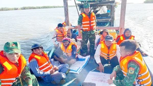 Cán bộ chiến sĩ Đồn Biên phòng Vĩnh Hải cùng tàu cá ngư dân Đinh Văn Hạo đưa 7 công nhân vào bờ 
