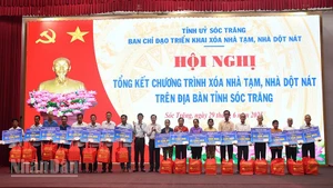 Lãnh đạo tỉnh Sóc Trăng trao quà và nhà cho hộ nghèo.