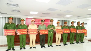 Đại tá Bùi Đức An, Phó Giám đốc Công an tỉnh Sóc Trăng trao thưởng cho các tập thể, cá nhân ( ảnh Minh Tấn)