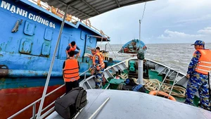 Tàu Hải đội 2 Biên phòng Sóc Trăng triển khai cứu nạn các thuyền viên.