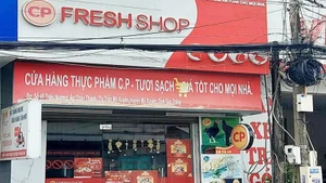 Một cửa hàng kinh doanh thực phẩm vi phạm giấy chứng nhận an toàn thực phẩm hết hạn.