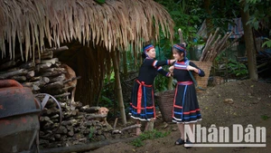 Phụ nữ người Thủy ở tỉnh Tuyên Quang. (Ảnh: VŨ LINH) 