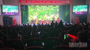 Biểu diễn văn nghệ tại chương trình giao lưu. 