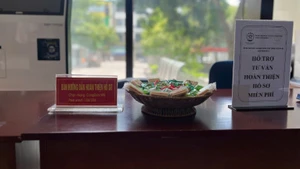 Bánh kẹo được phục vụ miễn phí tại Trung tâm Phục vụ Hành chính công, chi nhánh số 7. (Ảnh: DIỆU THƯƠNG)