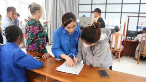 Người dân đến thực hiện thủ tục hành chính tại Điểm Phục vụ hành chính công xã Hòa Phú.