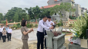 Đồng chí Nguyễn Gia Hiển, Bí thư Đảng ủy, Chủ tịch Hội đồng nhân dân xã Đan Phượng cùng các đồng chí trong Đảng ủy, Ủy ban nhân dân xã dâng hương tại Đài Tưởng niệm xã Đan Phượng sáng 25/7.