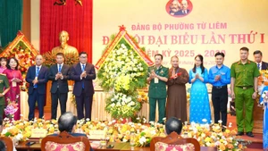 Các tầng lớp nhân dân phường Từ Liêm tặng hoa chúc mừng đại hội. (Ảnh: DIỆU THƯƠNG)