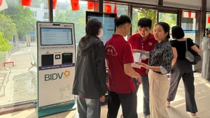 Người dân làm thủ tục hành chính tại Trung tâm Phục vụ hành chính công thành phố Hà Nội, chi nhánh số 7.