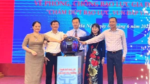 Các đại biểu nhấn nút hưởng ứng Lễ phát động Tháng hành động quốc gia về phòng, chống bạo lực gia đình năm 2025, với chủ đề "Chấm dứt bạo lực, vun đắp yêu thương”.