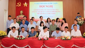 Đại diện Ủy ban nhân dân xã Phú Nghĩa và các trưởng thôn ký cam kết phối hợp trong công tác quản lý đất đai, trật tự xây dựng trên địa bàn.
