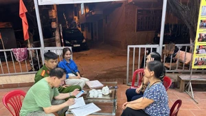 Công an Hà Nội hướng dẫn người dẫn người dân cài đặt VNeID trên điện thoại. 