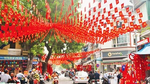 Đường phố Hà Nội trang trí rực rỡ cờ hoa mừng Quốc khánh.