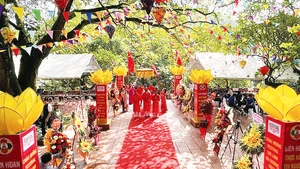 Một giá hầu đồng của phường hát văn tại Liên hoan diễn xướng hầu Thánh ở đền Sinh.