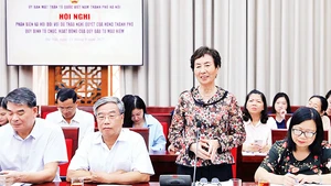 Các chuyên gia, nhà khoa học, đại diện Hội đồng Tư vấn của Ủy ban Mặt trận Tổ quốc Việt Nam Thành phố Hà Nội nêu ý kiến phản biện tại hội nghị. (Ảnh THÀNH AN) 