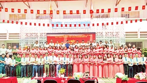 Ra mắt tập thể cán bộ, công chức, viên chức, người lao động phường Bàn Cờ sau khi sáp nhập. (Ảnh CTV)