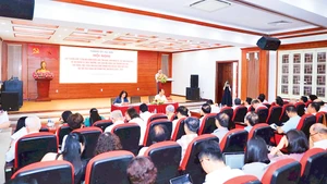 Thành ủy Hà Nội lấy ý kiến góp ý của đại diện chức sắc tôn giáo, trí thức, nhà khoa học, văn nghệ sĩ vào dự thảo văn kiện Đại hội Đảng bộ thành phố nhiệm kỳ 2025-2030. (Ảnh Quang Thái)