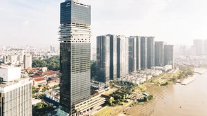 Tòa tháp Saigon Marina IFC cao 55 tầng nổi bật bên sông Sài Gòn, Thành phố Hồ Chí Minh.