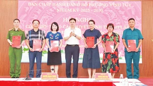 Lãnh đạo Đảng ủy phường Vĩnh Tuy trao quyết định cho các tổ chức cơ sở đảng trực thuộc Đảng bộ phường. (Ảnh ĐÌNH HIỆP)