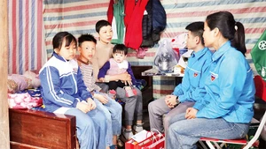 Với học bổng “Nâng bước chân em tới trường”, các con của chị Nguyễn Thị Hồng ở xã Phú Hòa, huyện Lương Tài yên tâm học hành.